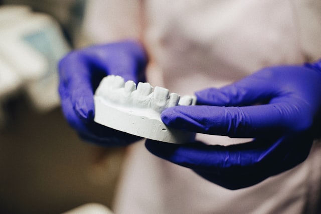 Klinik içinde diş modeli hazırlanıyor